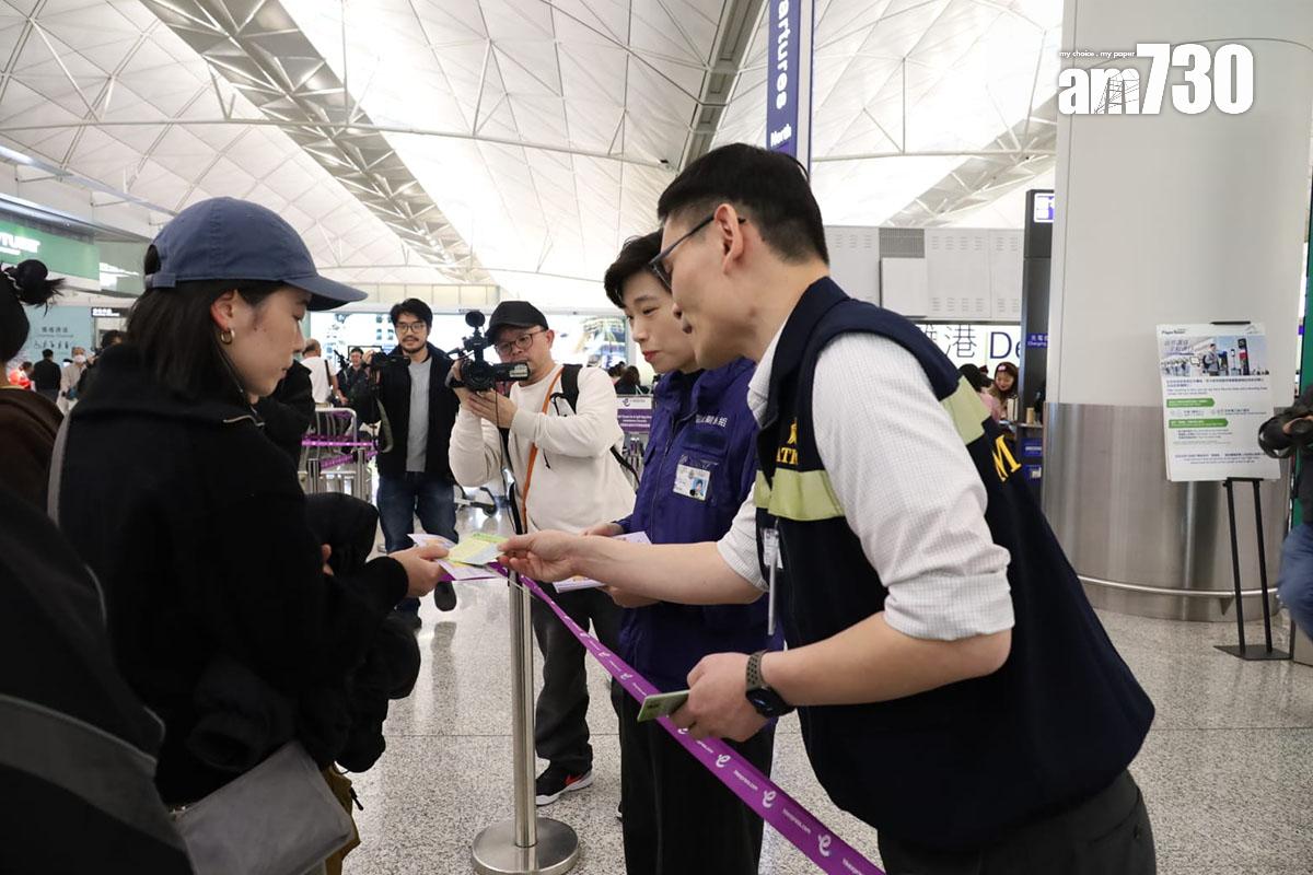 警方和入境處代表在機場向旅客派傳單,宣傳提防海外求職騙案。(鍾式明攝)