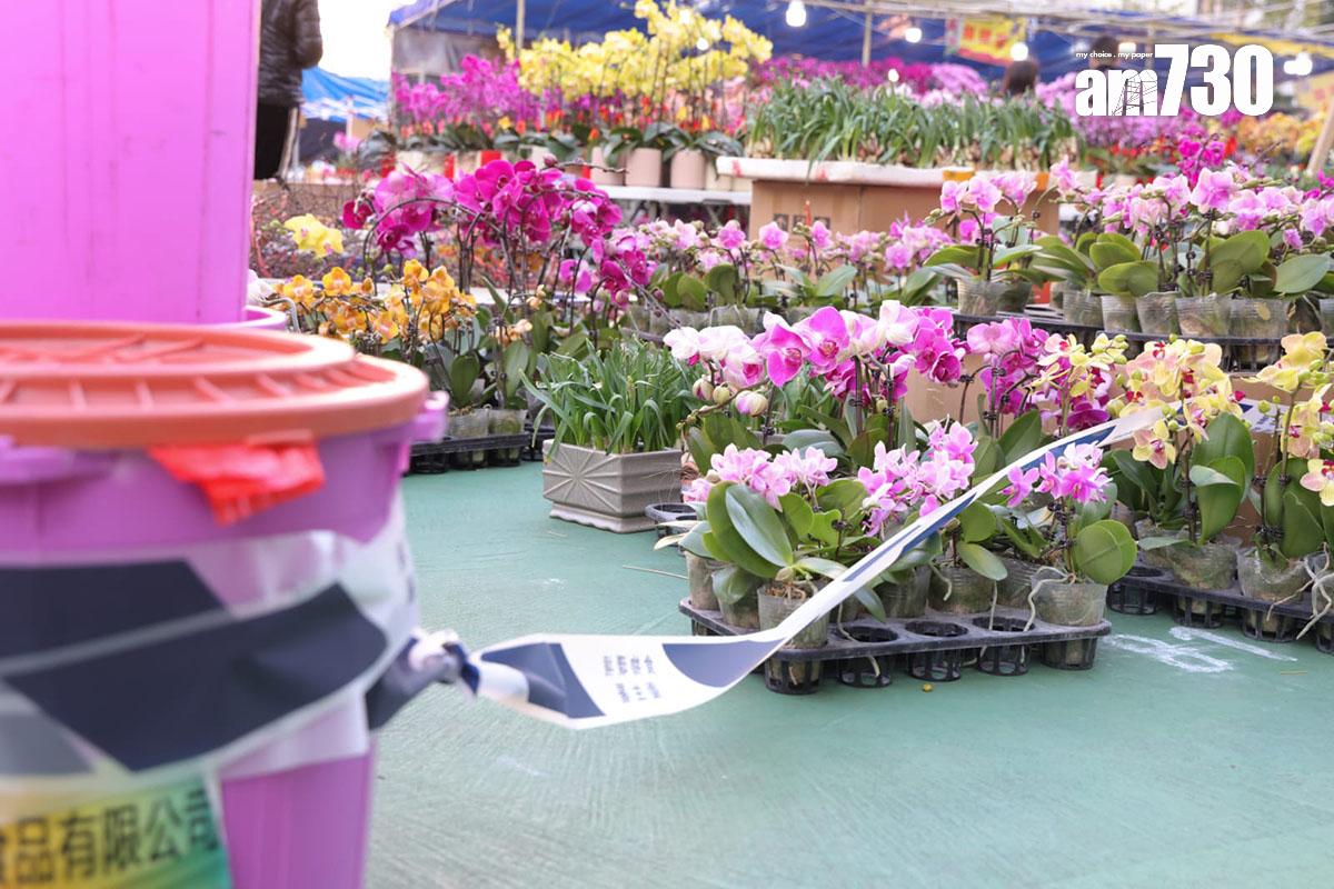 長沙灣年宵市場已經重開,場內部分懷疑受強風吹散的貨物被堆疊或圍起。(吳康琦攝)