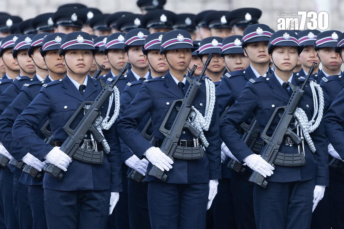 張舉能在典禮前檢閱警察儀仗隊。(蘇文傑攝)