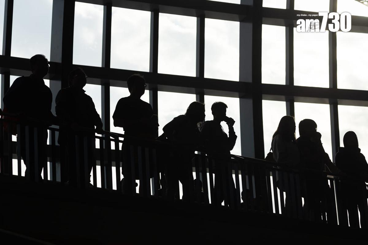 啟德體育園主場館舉行首場測試賽,有觀眾在場館內邊飲用飲品邊觀賽。(蘇文傑攝)