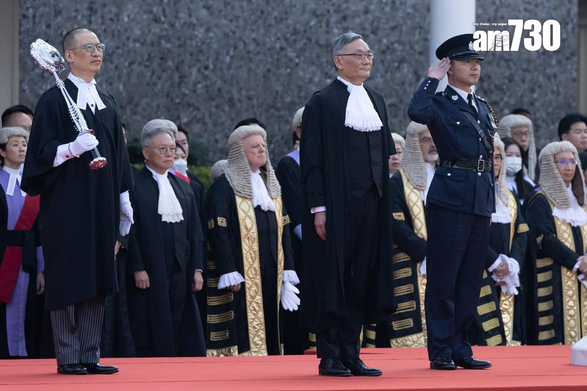 張舉能(中)在典禮前檢閱警察儀仗隊。(蘇文傑攝)