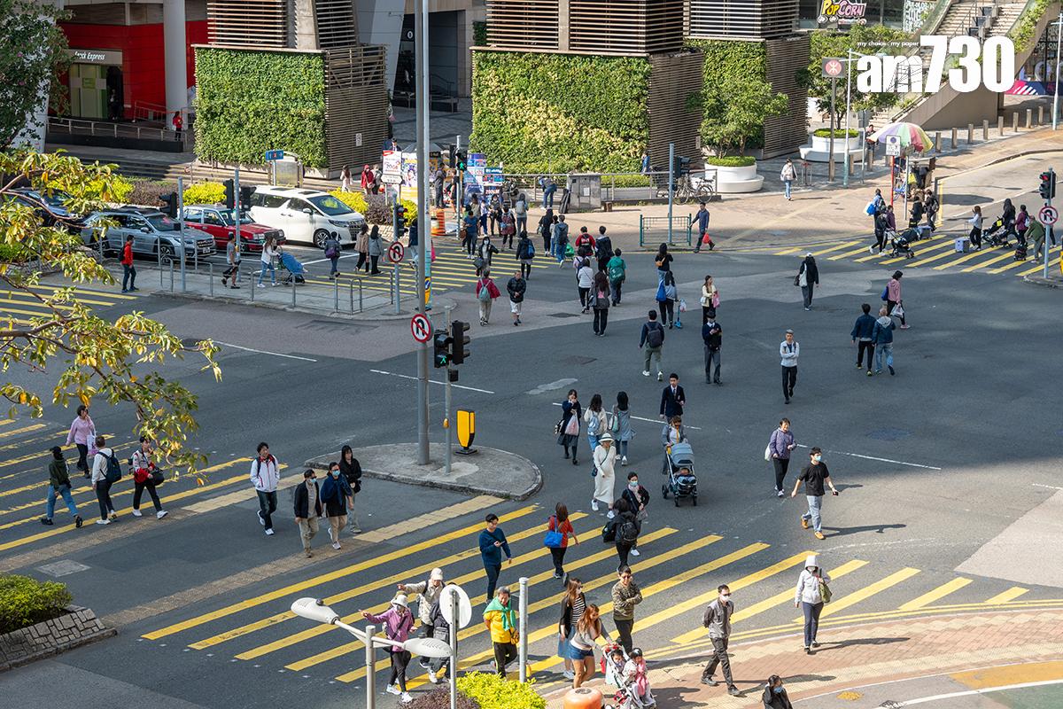 多名區議員和議在寶邑路與唐俊街交界等十字路口,增設「四角防雨棚」。(資料圖片)