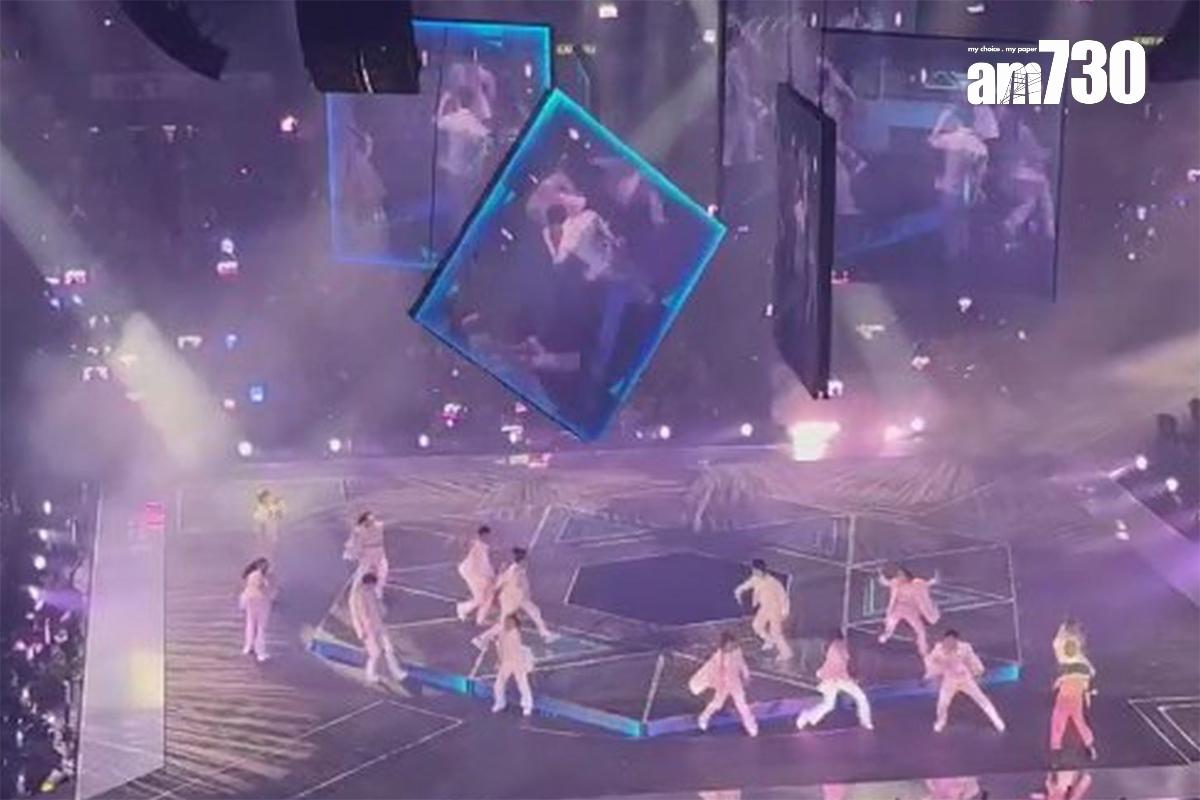 2022年7月MIRROR在紅館舉行演唱會期間,有巨型電視屏幕墮下。(資料圖片)