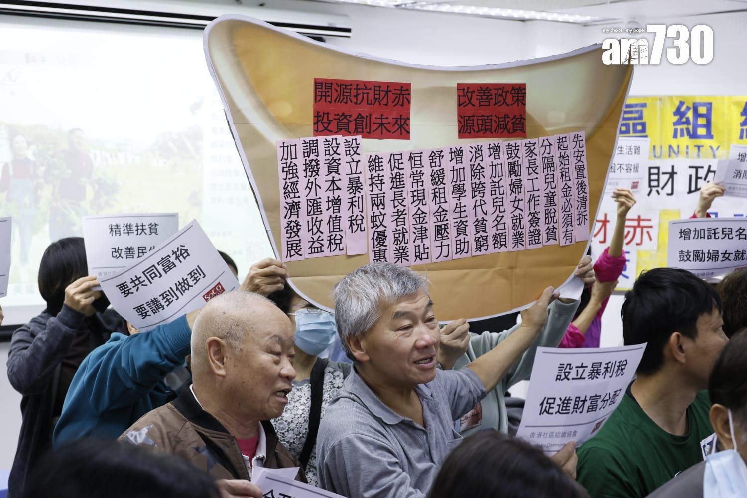 有市民在觀看直播期間,舉起標額表達訴求。(林俊源攝)