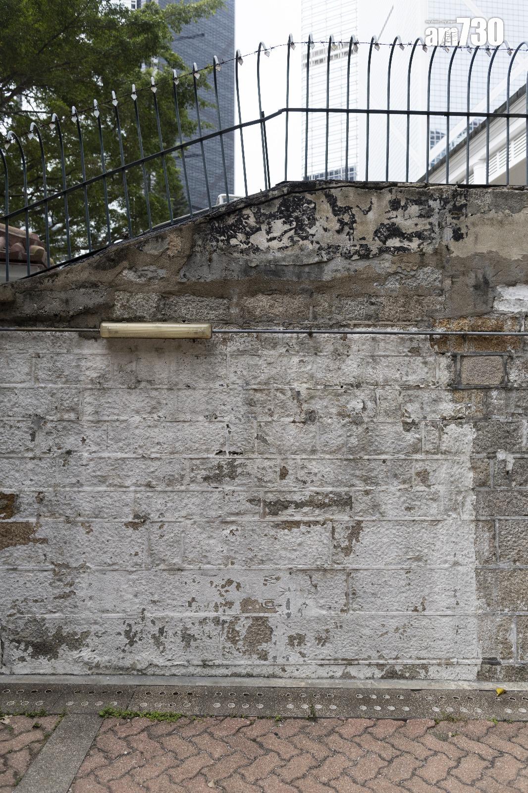 城市文物無處不在,香港公園旗桿屋後的石牆有使用軍部界石為石料(蘇文傑攝)