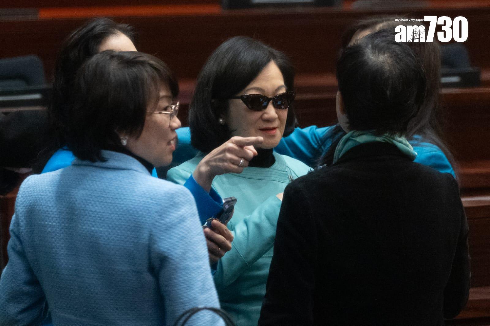 財政司司長陳茂波宣讀財政預算案,行政會議召集人、新民黨主席葉劉淑儀身穿湖水藍色外套,並配戴墨鏡。(蘇文傑攝)