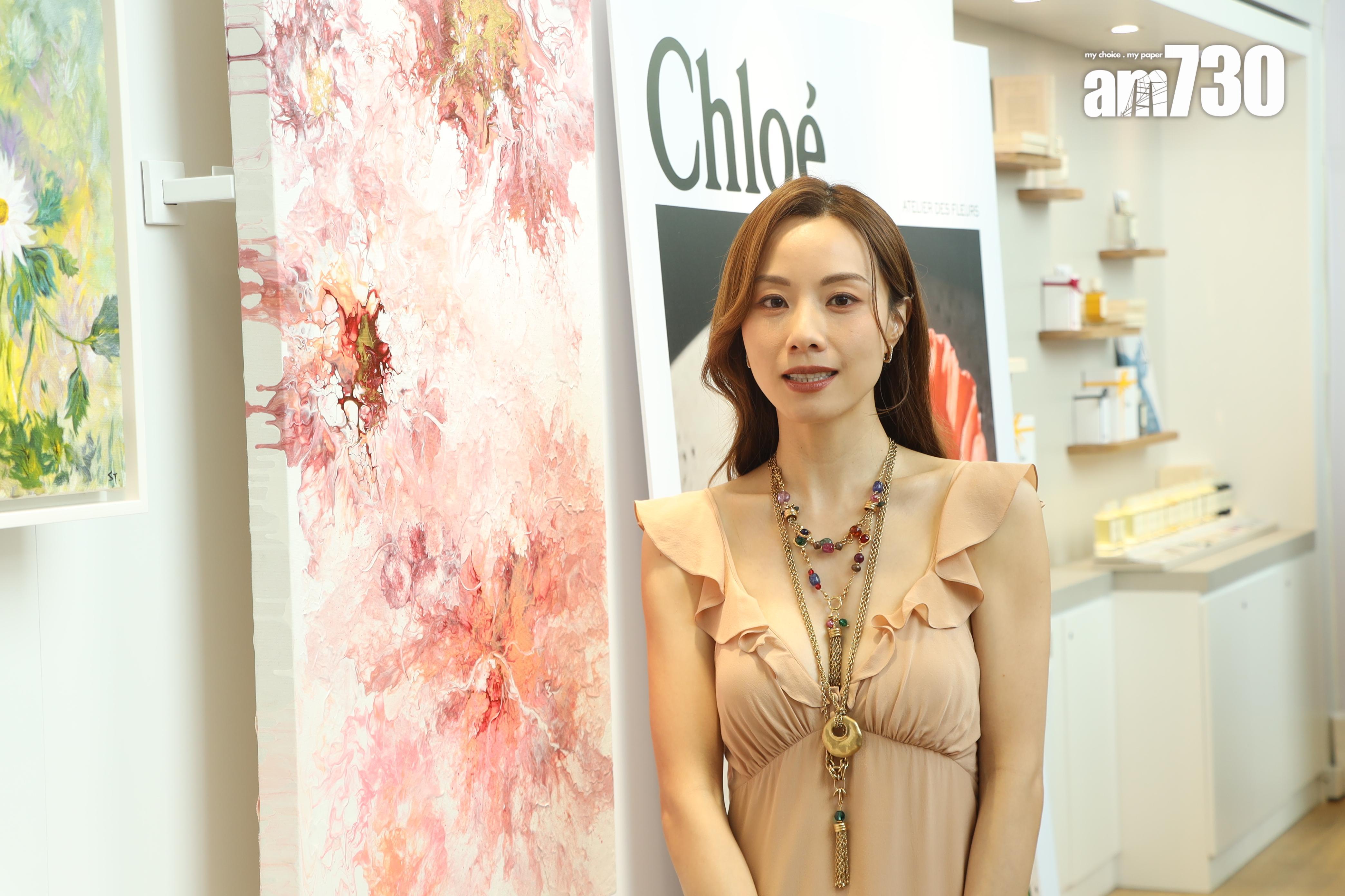 鄧麗欣圓夢做畫家,今日展出兩幅自己的畫作。 (娛樂組攝)