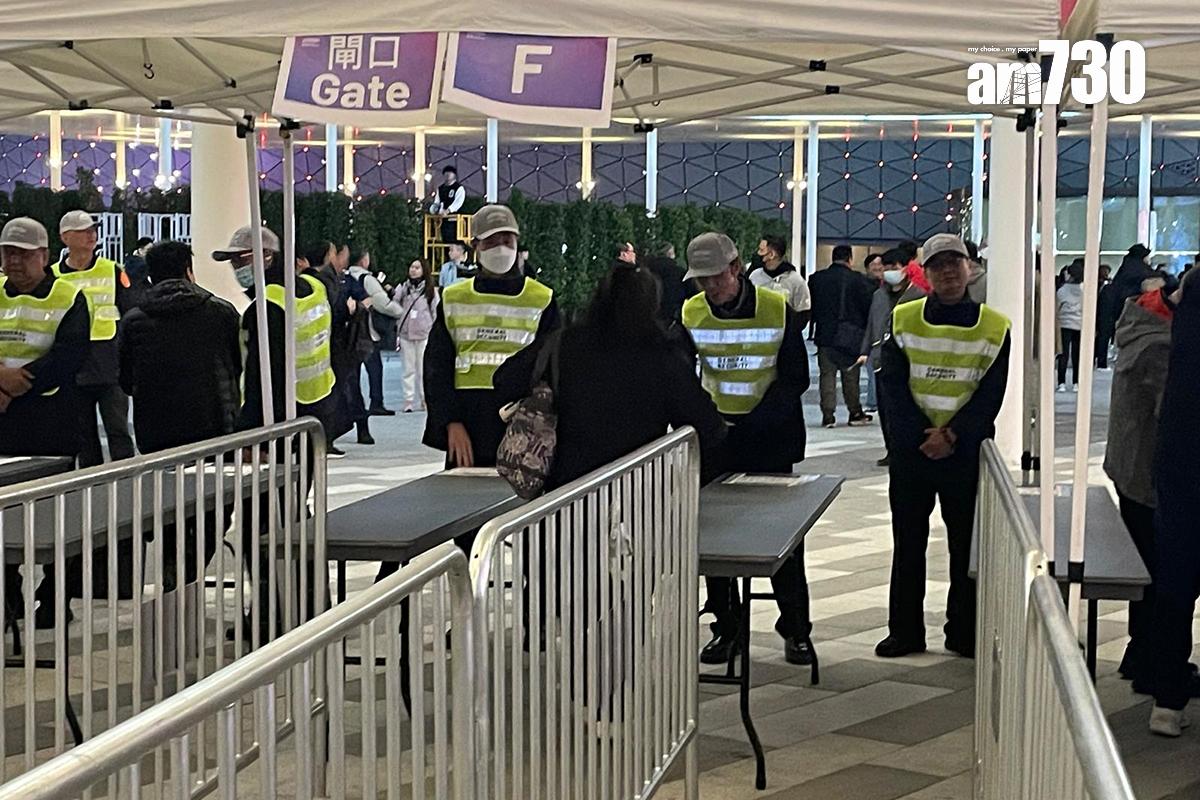 啟德體育園晚上進行第五次演練,觀眾下午5點45分起陸續進場。(陳家莉攝)