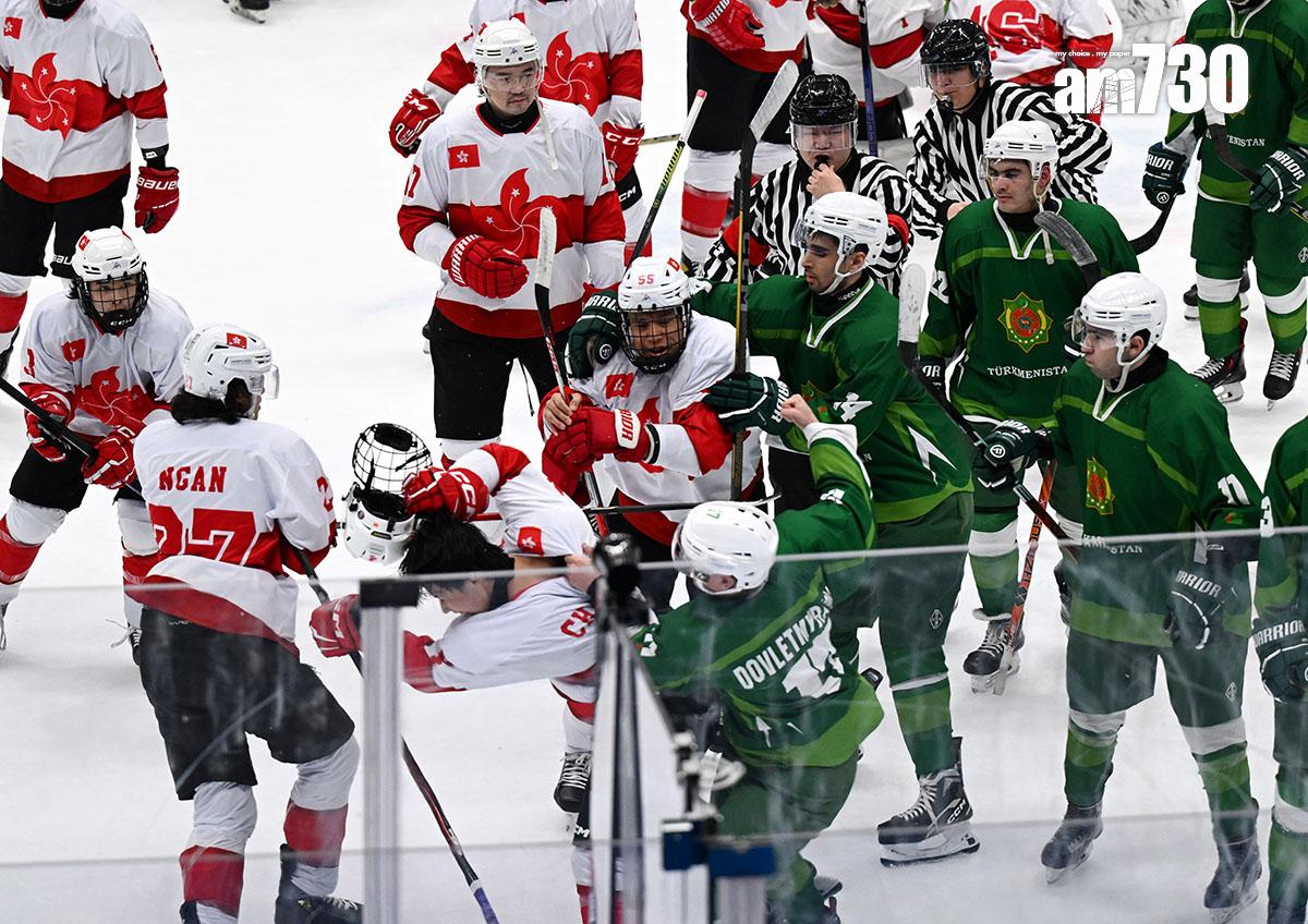 冰球港隊在戰勝土庫曼後與對方爆發激烈肢體衝突,有港隊球員遭圍毆。(新華社)