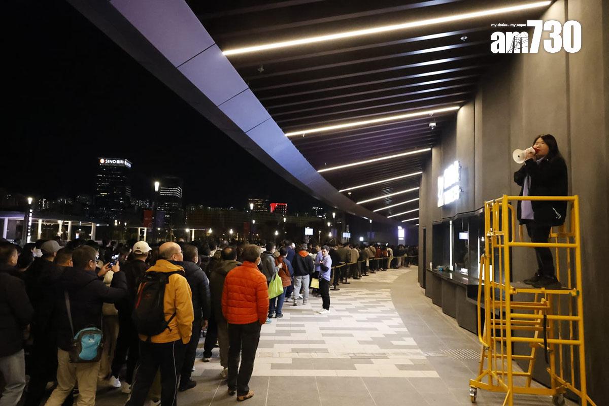 啟德體育園舉辦大型演練,約5萬名觀眾傍晚起陸續入場。(林俊源攝)