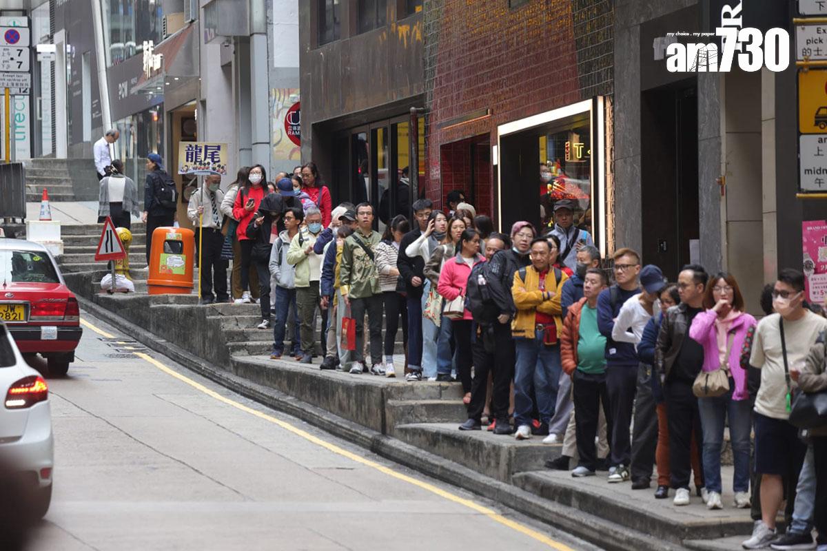 六合彩新春金多寶今晚攪珠,中環士丹利街投注站外大排長龍。(吳康琦攝)