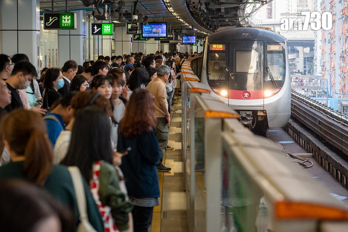 去年第四季家庭月入中位數按年跌1.3%,意味港鐵今年不能加價。(資料圖片)