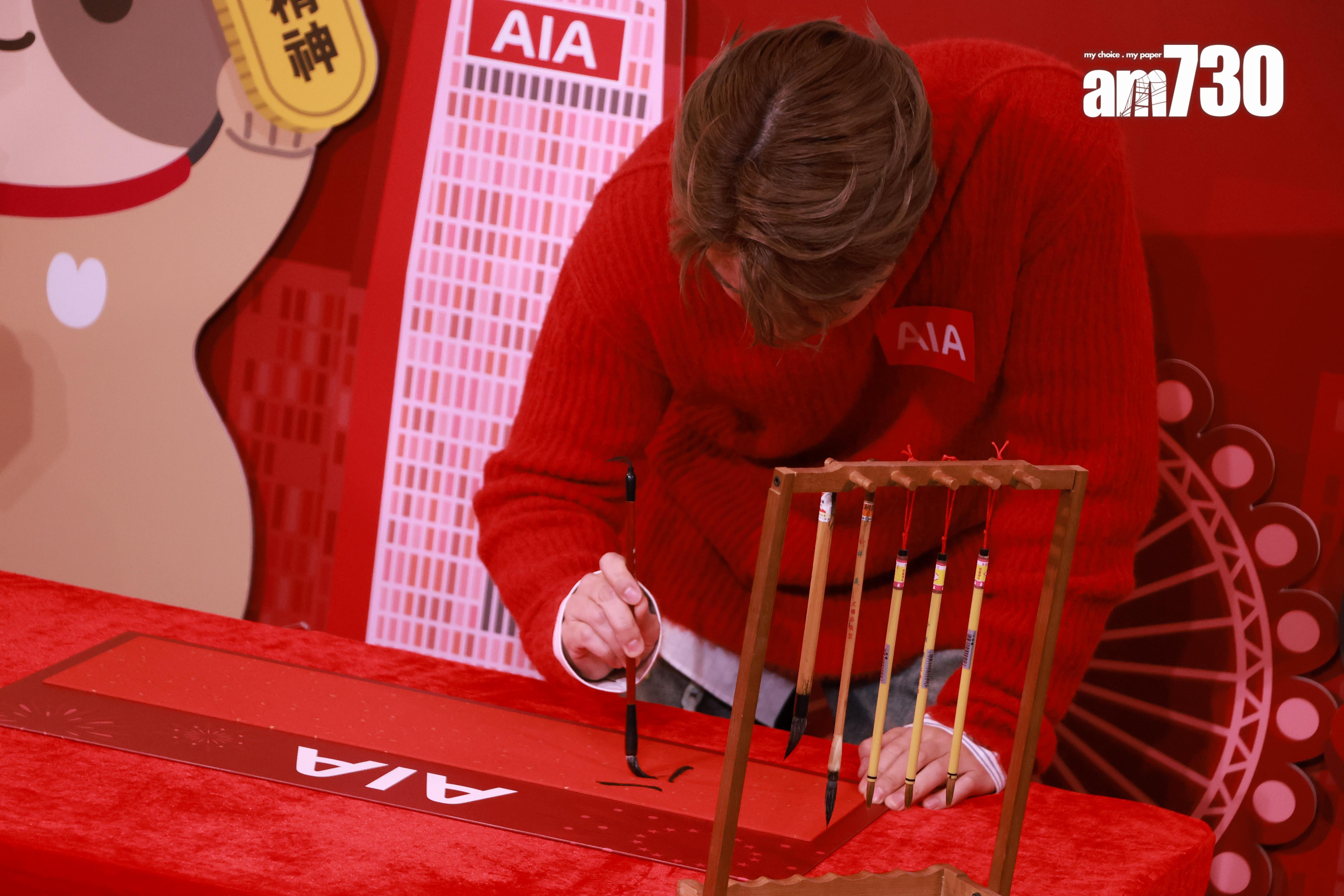 張敬軒臨場加畫一隻可愛「水豚」。 (娛樂組攝)