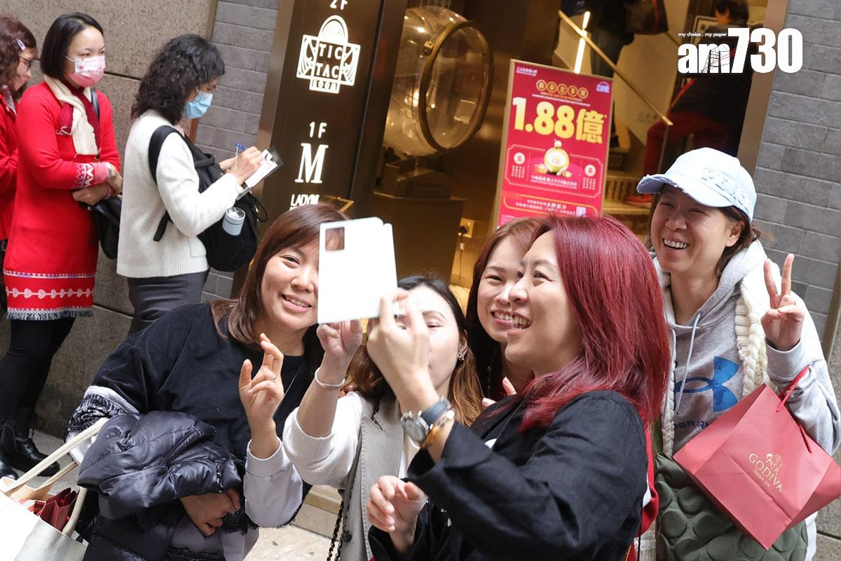 六合彩新春金多寶今晚攪珠,有市民投注後拍照留念。(吳康琦攝)