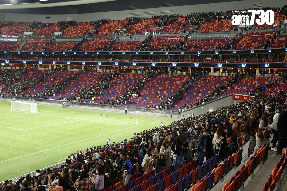 啟德體育園舉辦大型演練,觀眾在賽事完結後魚貫離場。(林俊源攝)