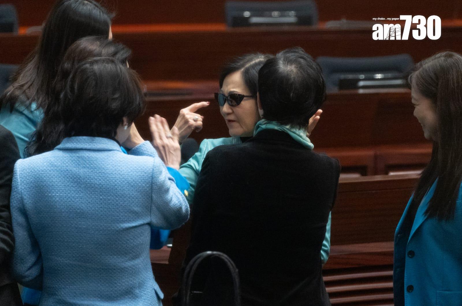 財政司司長陳茂波宣讀財政預算案,行政會議召集人、新民黨主席葉劉淑儀身穿湖水藍色外套,並配戴墨鏡。(蘇文傑攝)