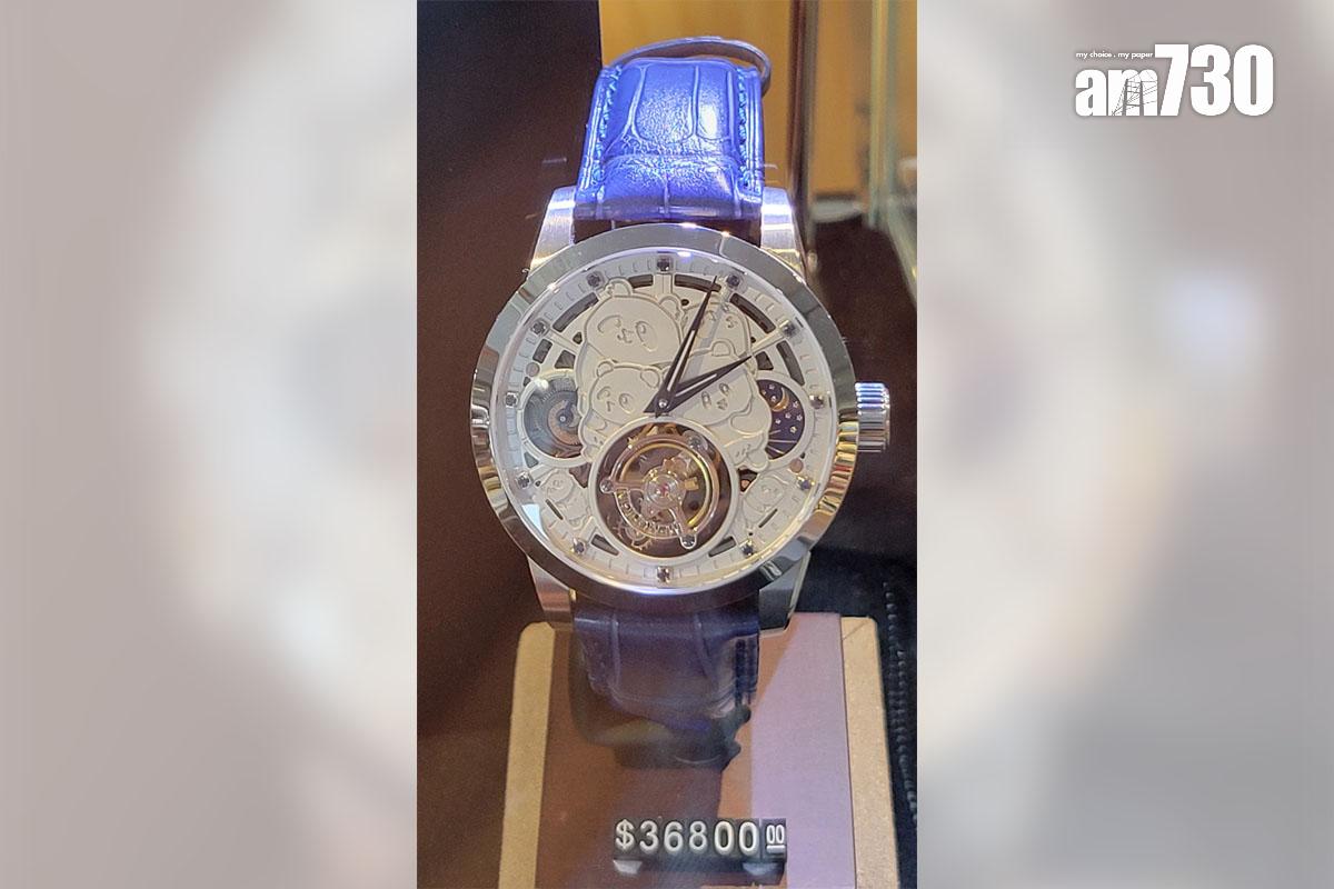 海洋公園大熊貓陀飛輪手錶售價為3.68萬元。(《am730》記者攝)