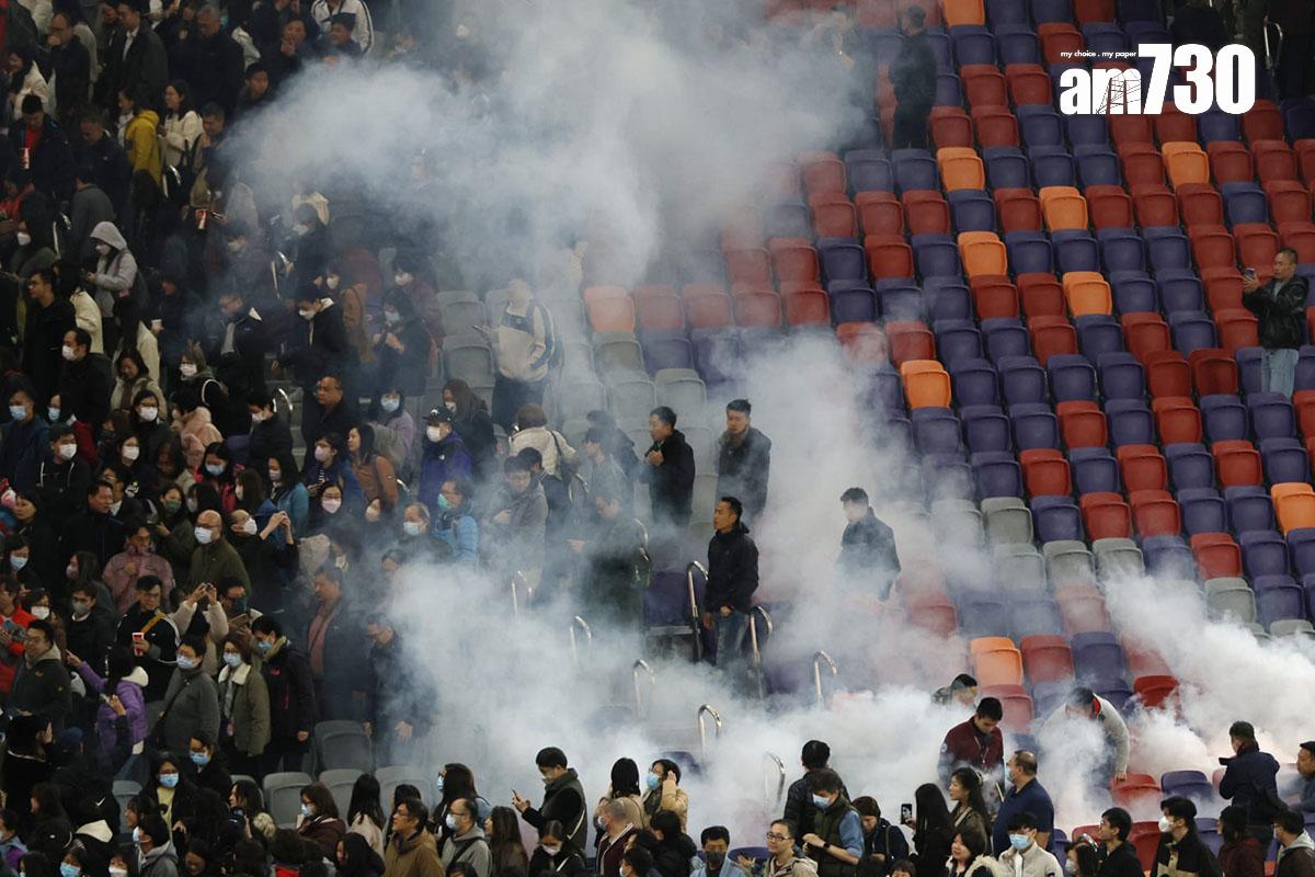 啟德體育園在測試賽後模擬觀眾席火警和冒白煙。(林俊源攝)