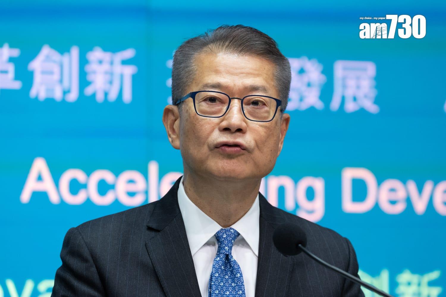 陳茂波(左二)出席財政預算案記者會(蘇文傑攝)