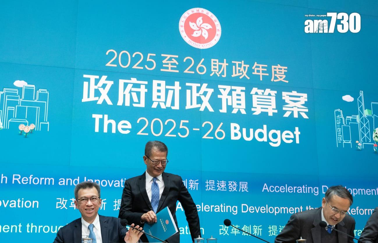 陳茂波(左二)出席財政預算案記者會(蘇文傑攝)