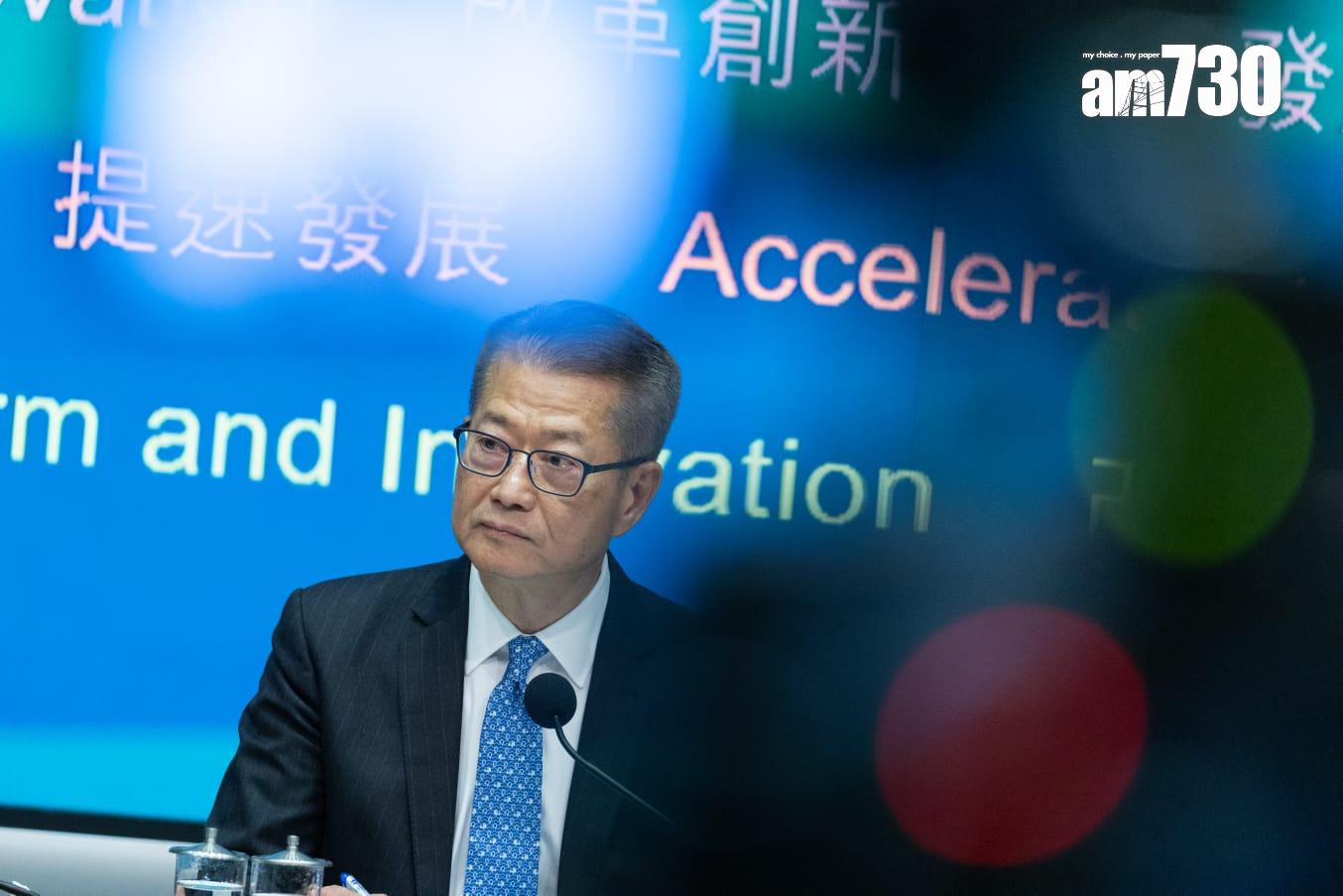 陳茂波(左二)出席財政預算案記者會(蘇文傑攝)