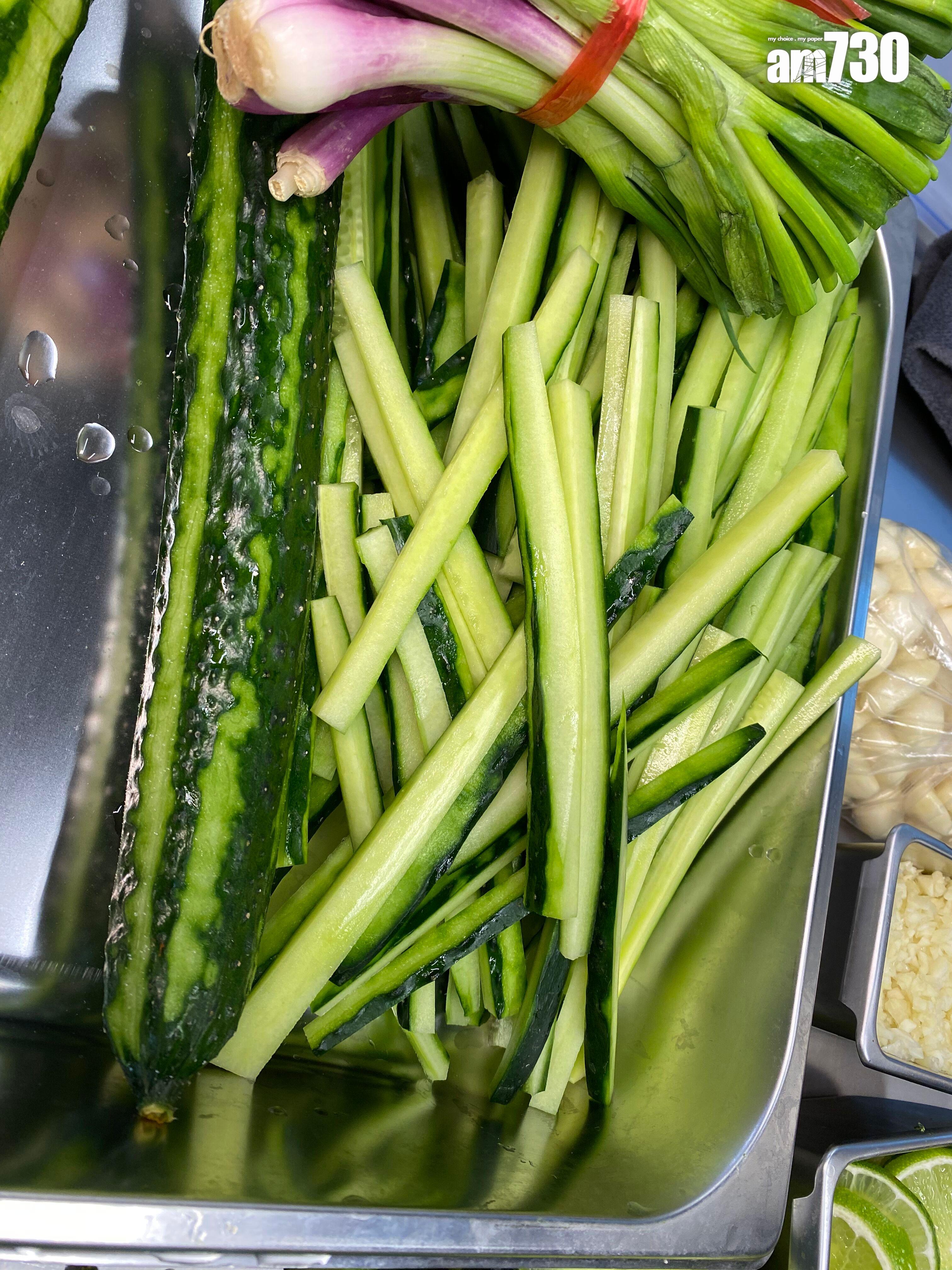 青瓜切條時逐條去了嚢,看出細節的認真。