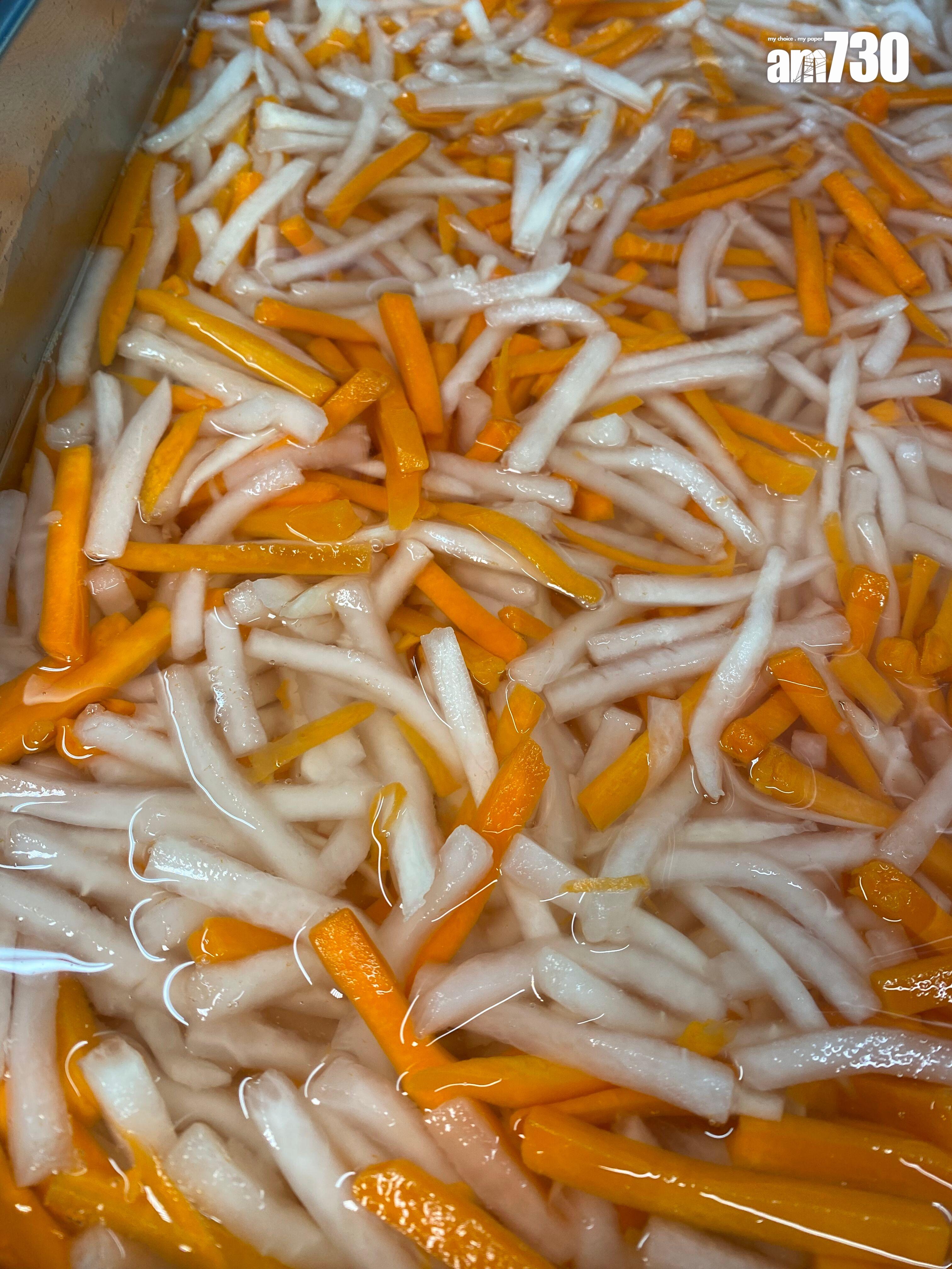 用醋自家醃製紅蘿蔔及白蘿蔔條,微酸清爽,佐肉類餡料起了平衝醒胃的效果。