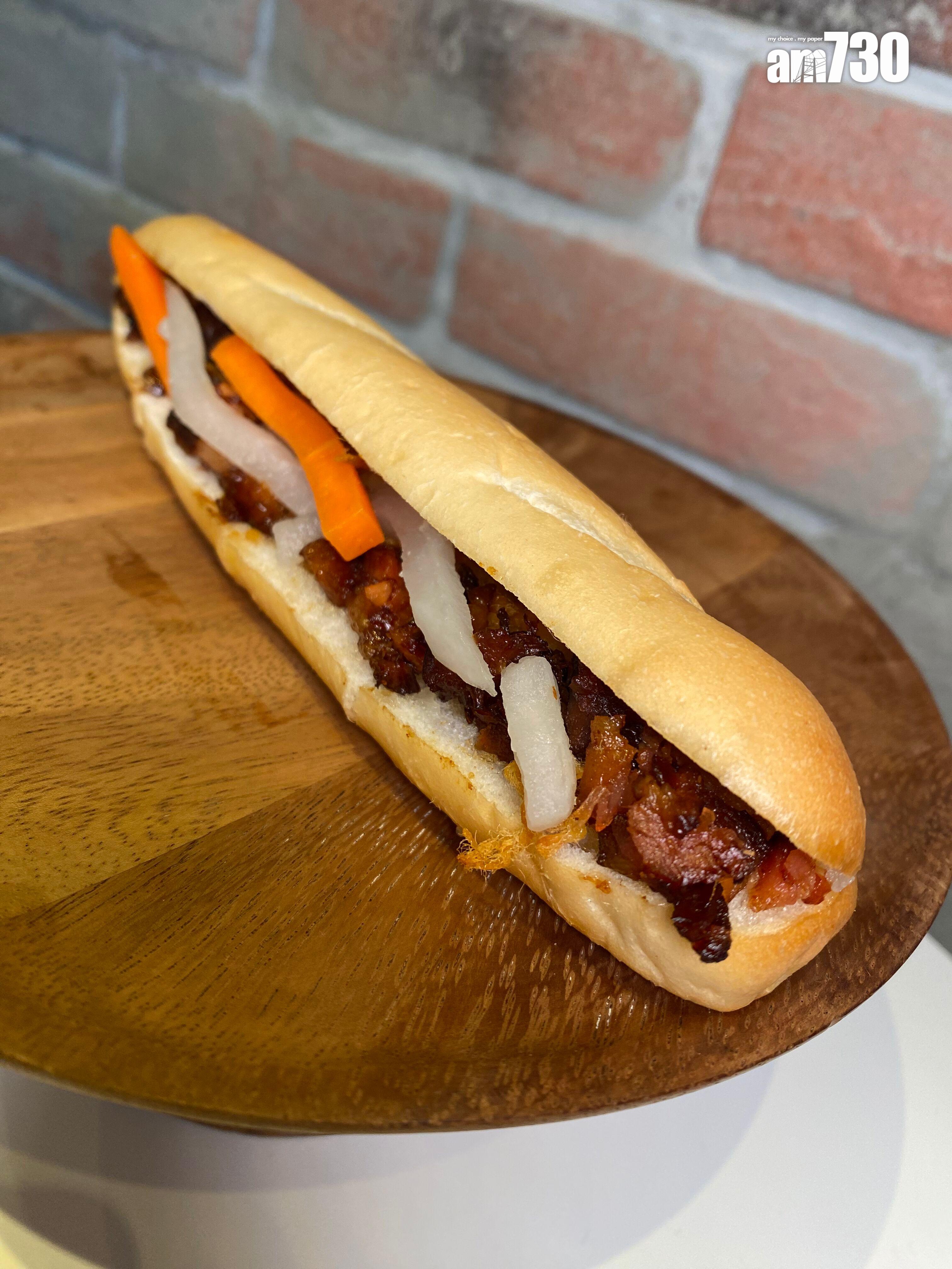 迷你品味套餐(連特選飲品)$60 開業後一星期於下午茶時段3pm–5:30pm供應。迷你法包酥脆不死硬,內裡蓬鬆。椰子水慢煮五花腩腍滑多汁又入味,配清新雞肉鬆、半融香口芝士及微酸爽口酸菜,開胃不膩。