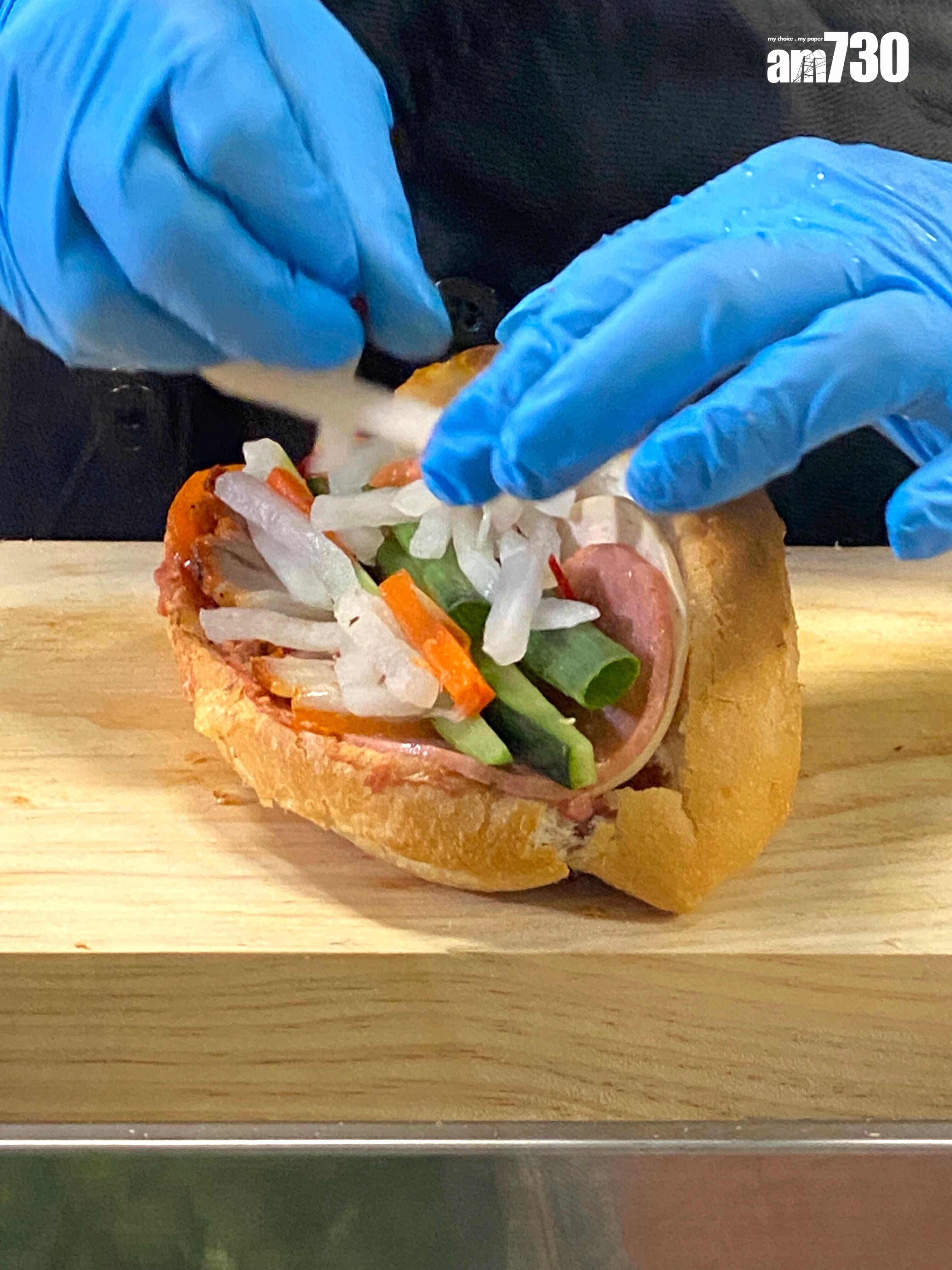 法包每朝新鮮運送到舖頭。