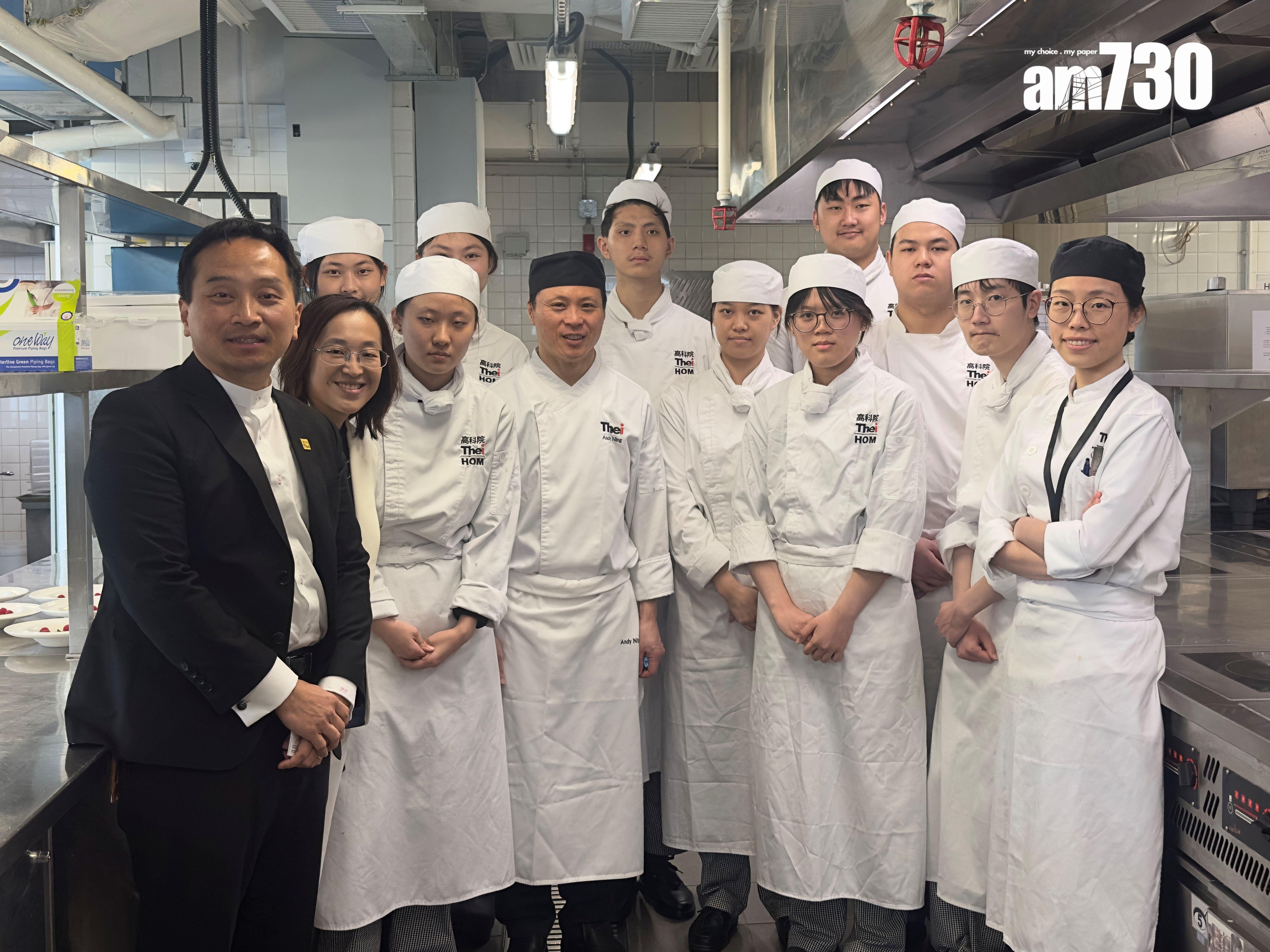 曾偉基教授、梁翠恩博士與酒店及餐飲管理學系學生合照。(陳穎琳攝)