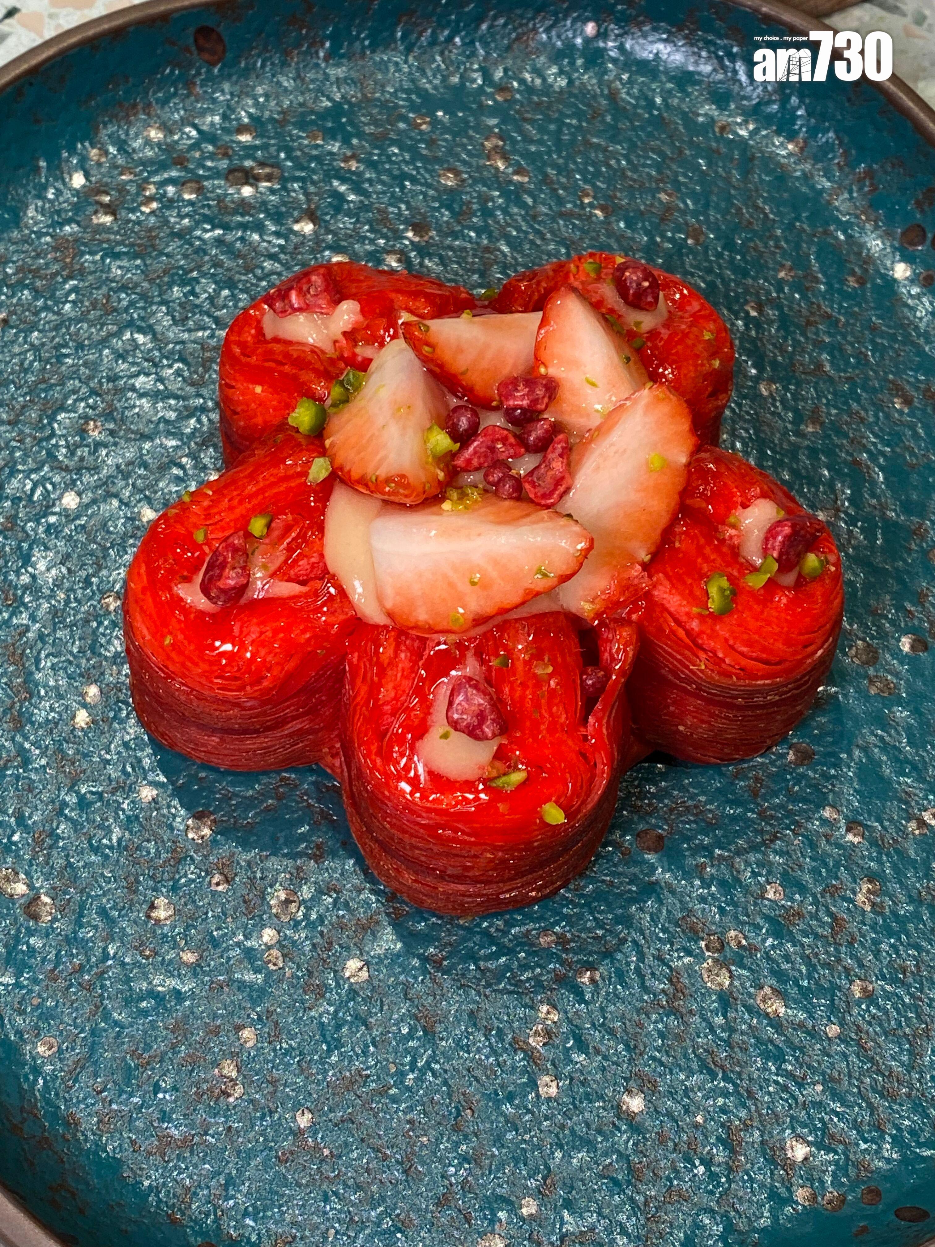 士多啤梨吉士丹麥酥$40 店內的酥點薄脆鬆化。