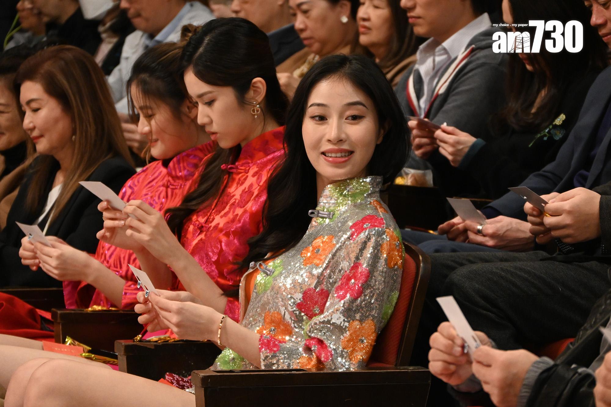 曾志偉的Bingo紙中了不少號碼,就連倪樂琳亦大感好奇。