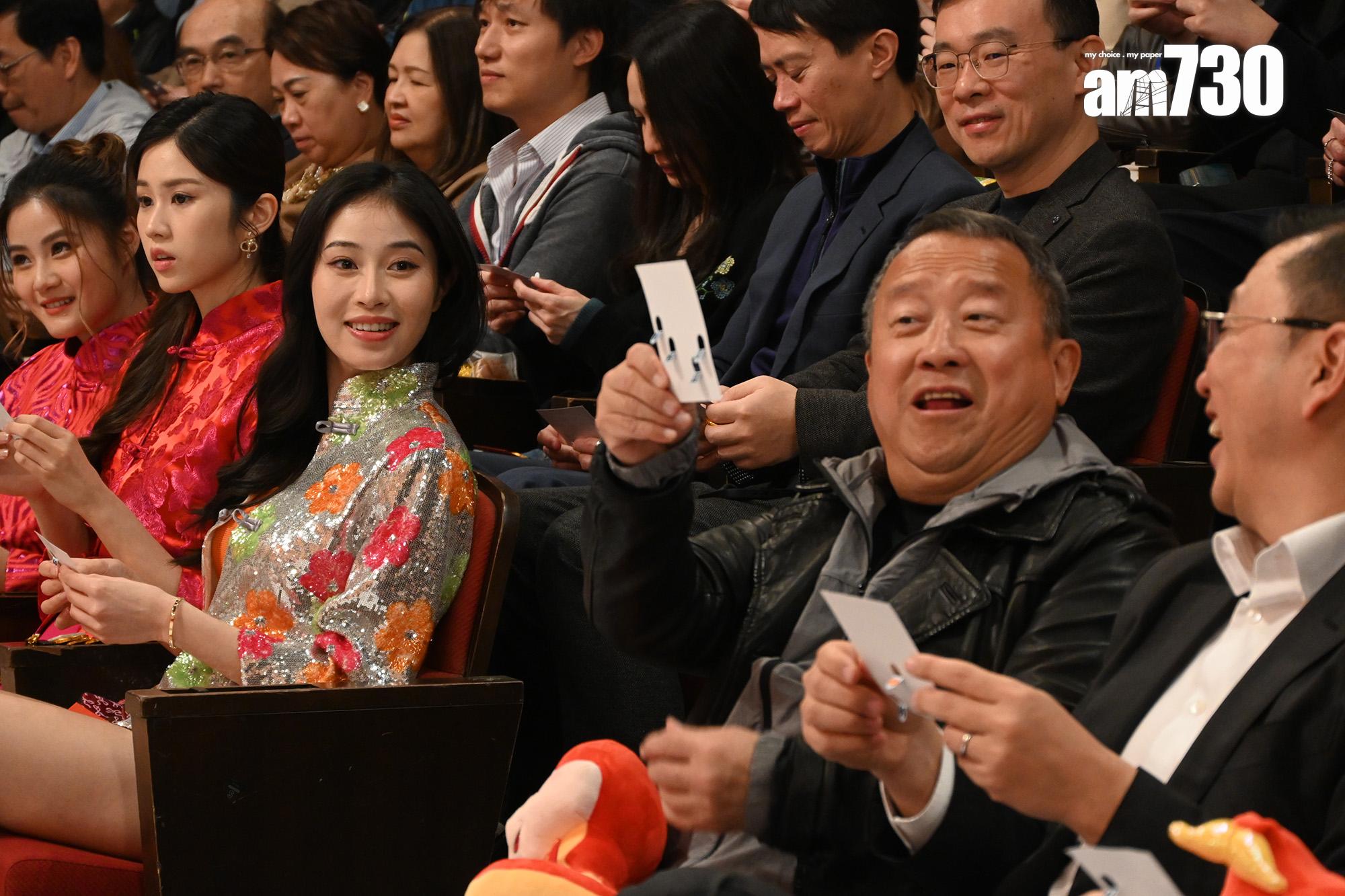 曾志偉的Bingo紙中了不少號碼,就連倪樂琳亦大感好奇。