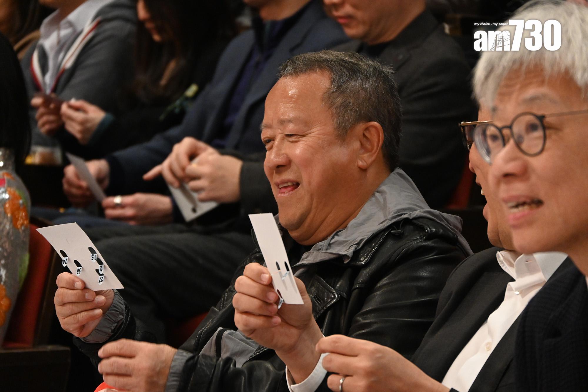 曾志偉的Bingo紙中了不少號碼,但可惜欠一、兩個號碼連成一線。