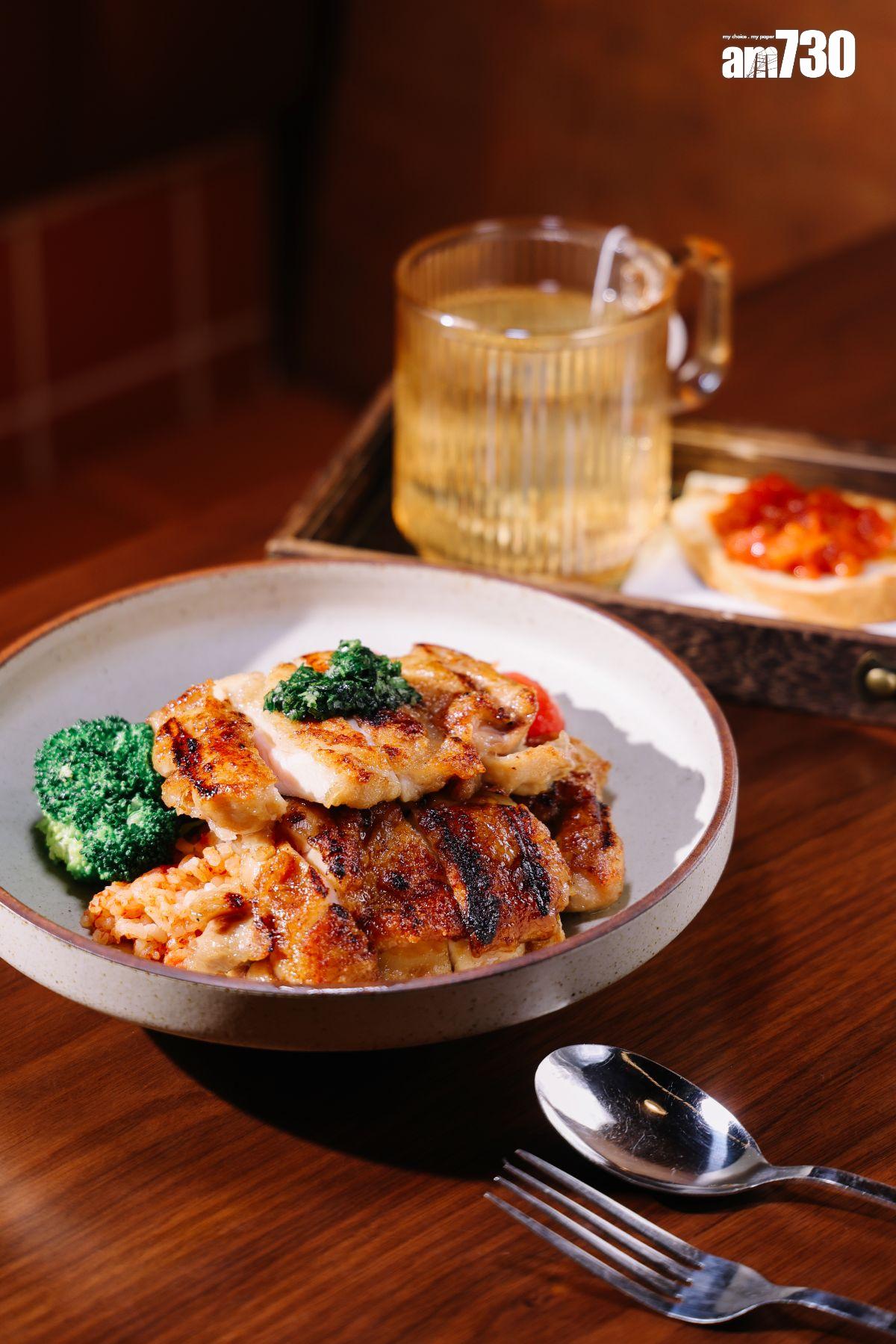 野火招牌醬油烤走地雞$98(加$3配番茄炊飯) 雞肉相當嫩滑,配野菜、青菜醬及鮮番茄蓉。午市套餐附送餐前小食及天然養生茶。(吳康琦攝)