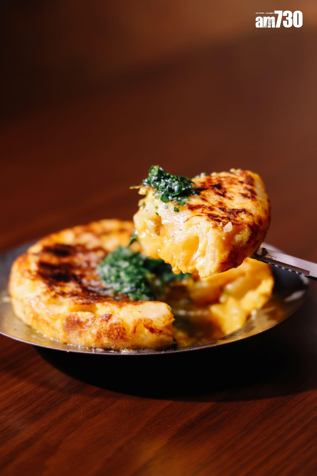 野火薯仔蛋餅 $68蛋餅內有片片手切薯仔,中間蛋汁流心。(吳康琦攝)