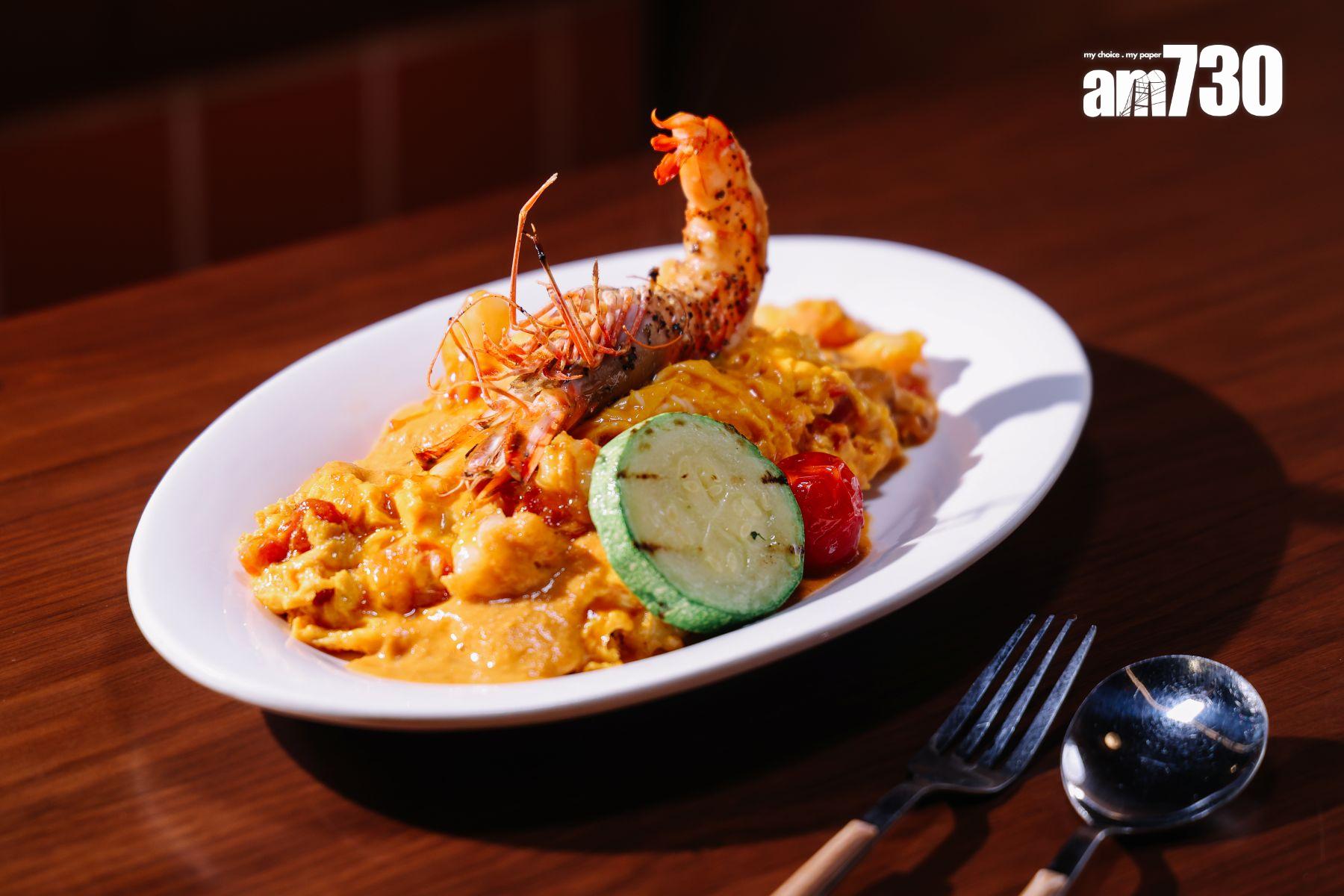 炭烤胡椒大虎蝦.特式炆鮮魷魚.虎蝦肉.炒蛋.香濃蝦汁 $138蝦汁與蝦肉都鮮甜,炒蛋滑溜具蛋香。(吳康琦攝)