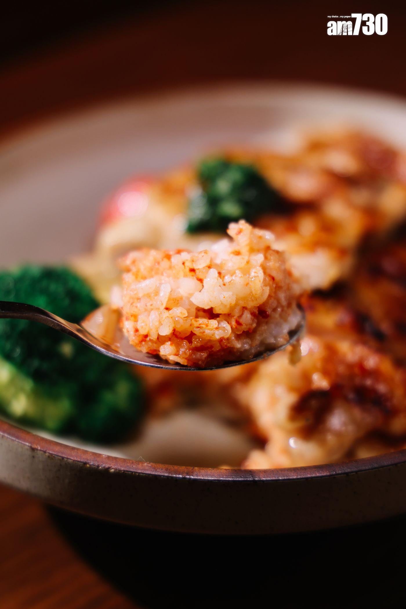 番茄炊飯番茄味清甜,特A級一見鍾情米柔軟,米味香甜。(吳康琦攝)