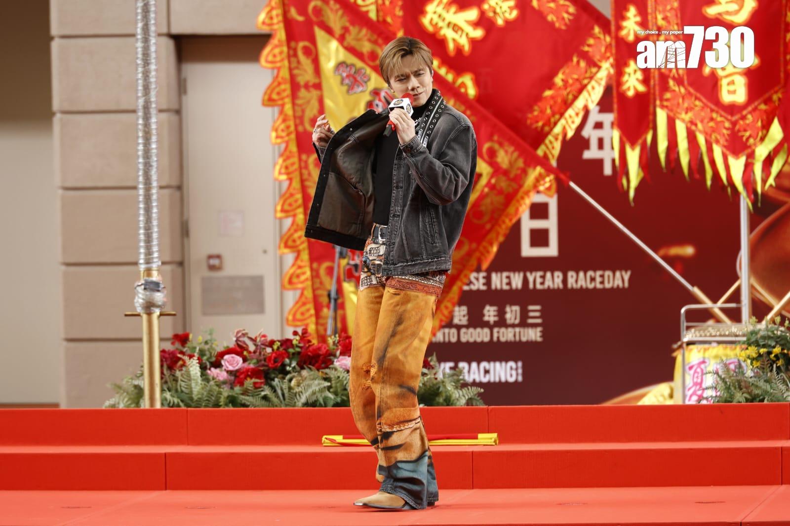 張敬軒擔任沙田馬場舉行《農曆新年賽馬日》的表演嘉賓。(林俊源攝)