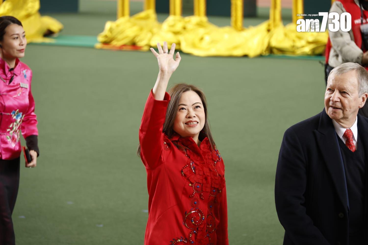 張敬軒擔任沙田馬場舉行《農曆新年賽馬日》的表演嘉賓。(林俊源攝)