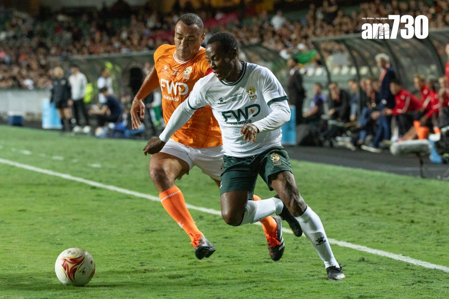 香港明星隊的安基斯與世界明星隊的卡富。(蘇文傑攝)