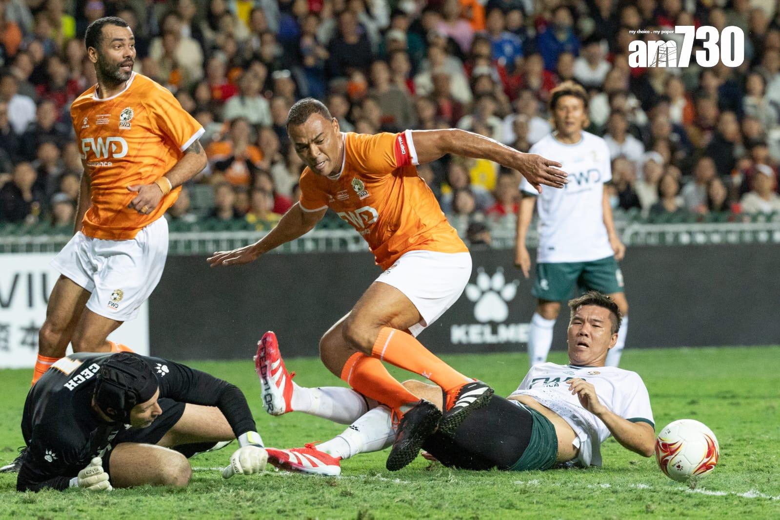 香港明星隊的陳肇麒攻門,敵不過世界明星隊隊長卡富。(蘇文傑攝)