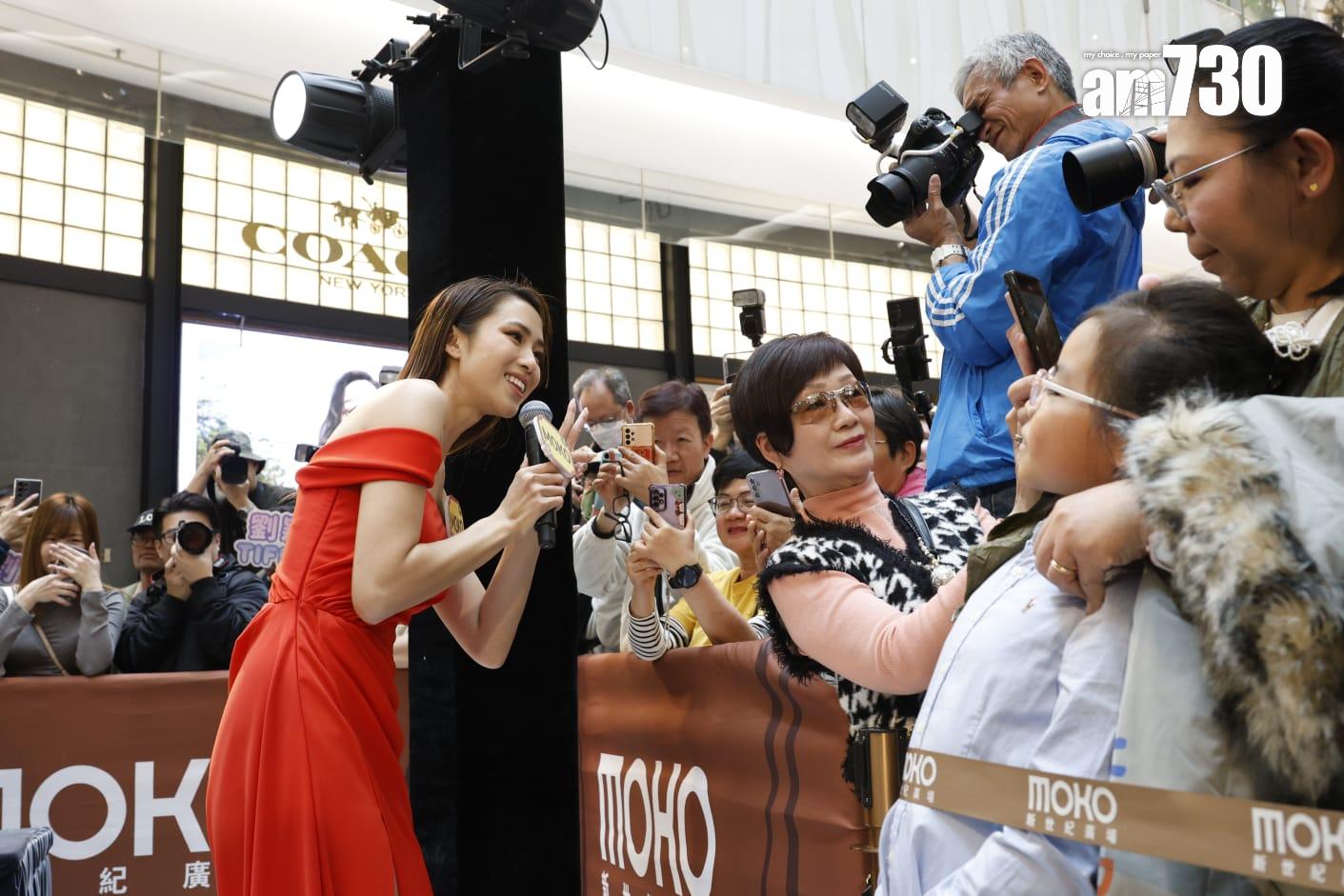 劉穎鏇昨日以露肩高衩長裙出席活動。