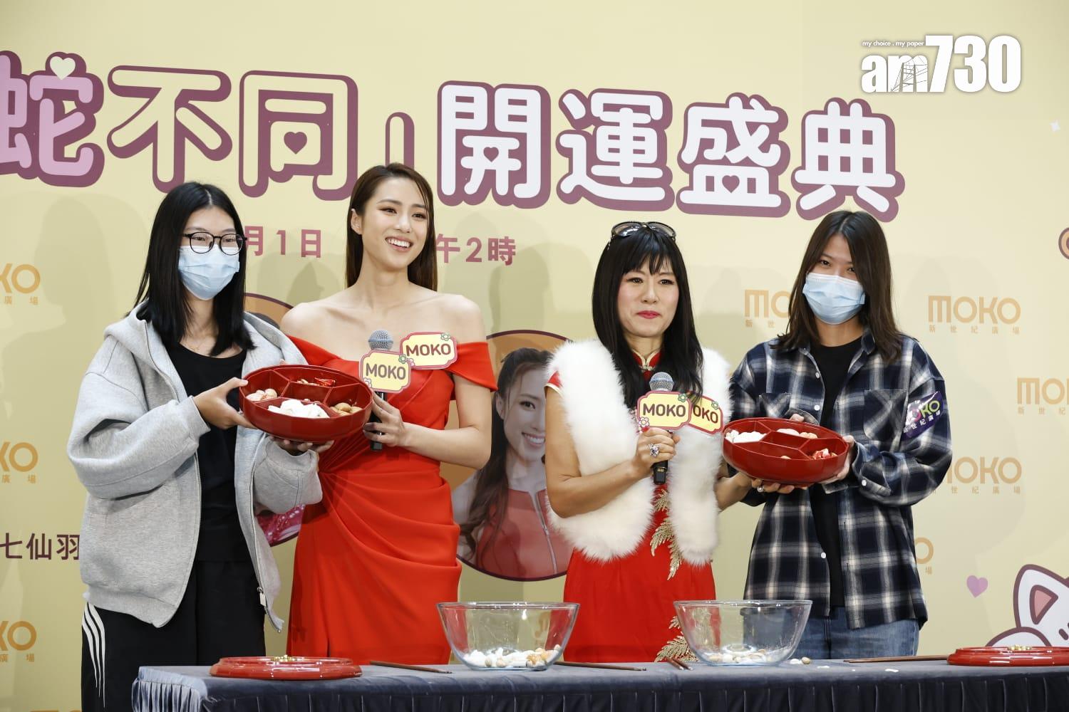 劉穎鏇昨日以露肩高衩長裙出席活動。