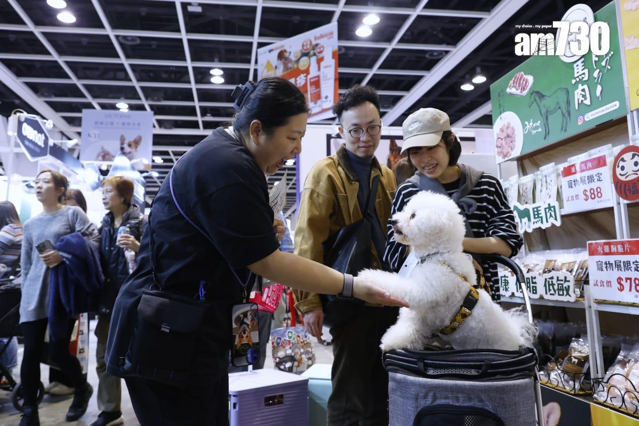 今屆展會規模是歷來最大,26萬平方呎的會場內,有近400個參展商參展,設超過1,000個展位,匯聚知名寵物食品和用品品牌。(林俊源攝)