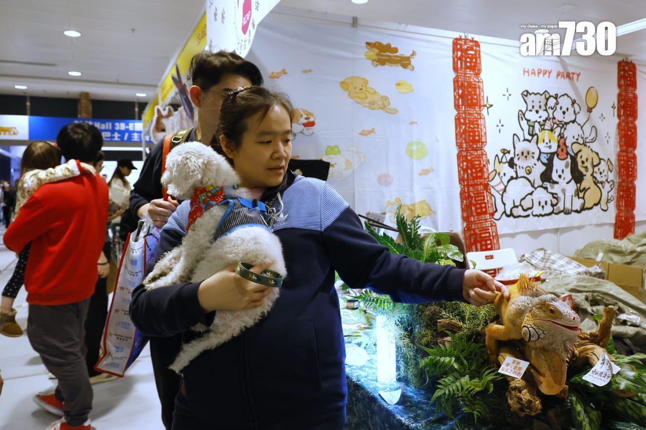 今屆展會規模是歷來最大,26萬平方呎的會場內,有近400個參展商參展,設超過1,000個展位,匯聚知名寵物食品和用品品牌。(林俊源攝)