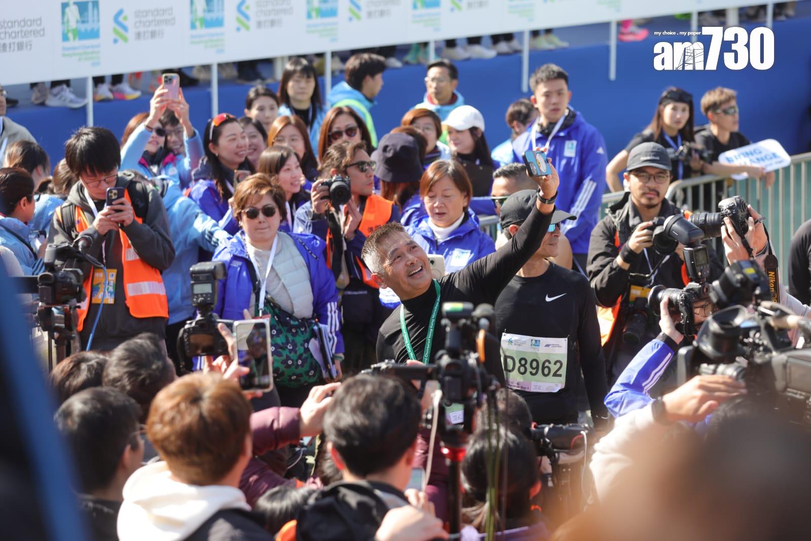 周潤發順利完成半馬賽事,與現場人士自拍。(吳康琦攝)