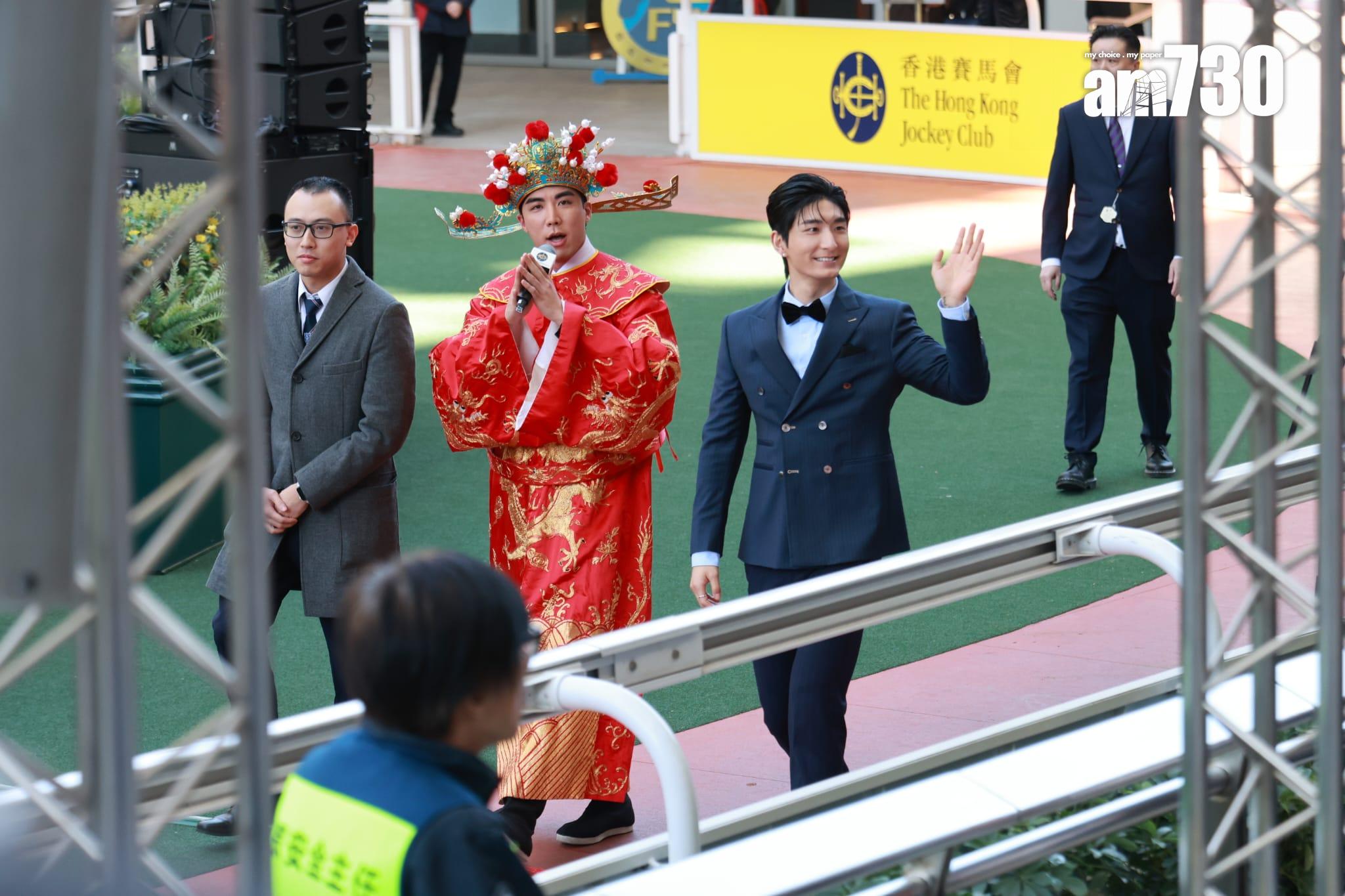 張馳豪與化身財神的廖家爵率先現身跟一眾馬迷打招呼。(羅錦鴻攝)