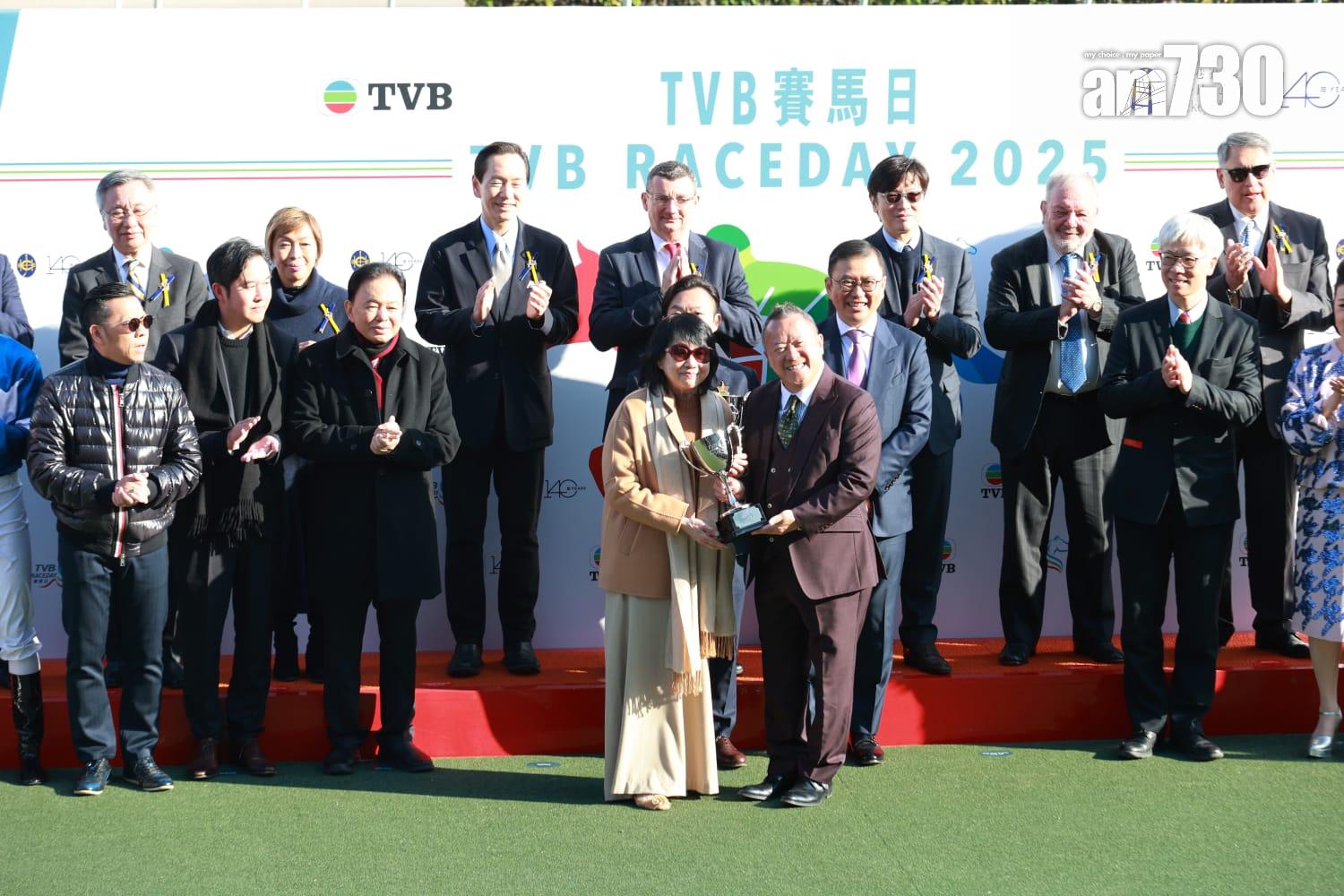 電視廣播有限公司總經理(節目內容營運)曾志偉先生(右)頒發獎盃予馬 主梁太(左)。(羅錦鴻攝)