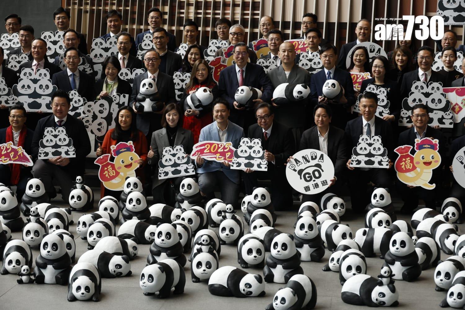 150隻熊貓雕塑今日起在立法會大樓地下大堂展出。(林俊源攝)